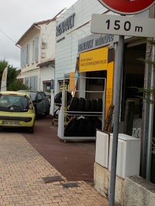 Renault// VAYRES AUTOMOBILES
