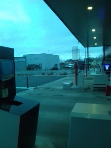 Station-service + lavage de voiture + lave-linges (Super U) 24h